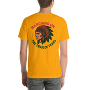 Vista trasera de la camiseta C2C CHEROKEE dorada con diseño "Marching on the Trail of Tears"