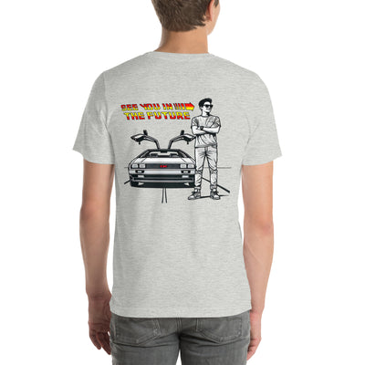 Vista trasera de camiseta C2C con ilustración de Delorean y personaje estilo retro, y frase "See you in the future" en tipografía años 80
