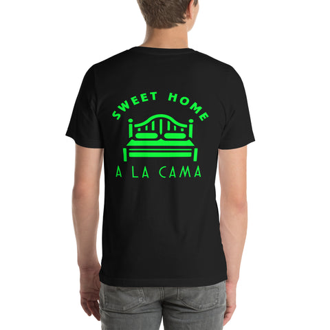 Vista trasera de la camiseta C2C negra con texto "Sweet Home A La Cama" y diseño de cama verde neón