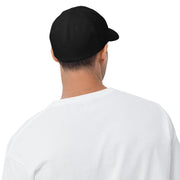 Gorra negra C2C con diseño urbano, visera curva y ajuste flexible.