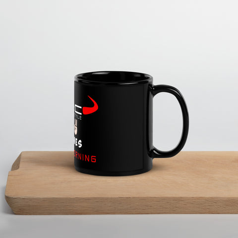 Taza negra con frase 'Con 2 Cojones in the Morning', diseño atrevido para amantes del café.