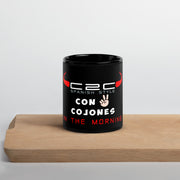 Taza negra con frase 'Con 2 Cojones in the Morning', diseño atrevido para amantes del café.