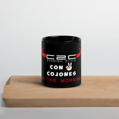 Taza negra con frase 'Con 2 Cojones in the Morning', diseño atrevido para amantes del café.